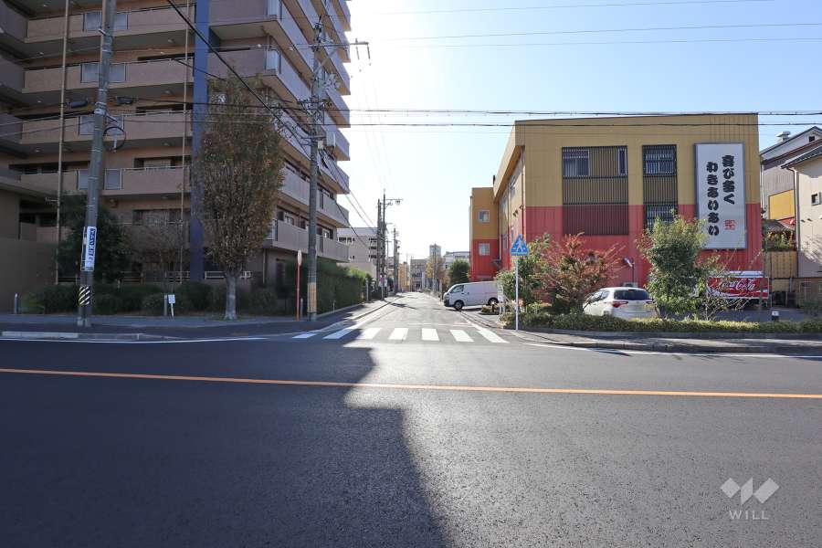 敷地西側の前面道路