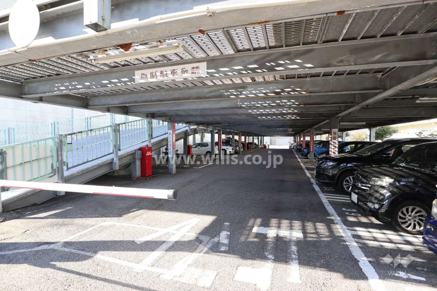 敷地内駐車場（自走式立体）・２階へのスロープ