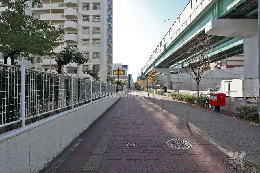 敷地西側は名古屋高速4号東海線と江川線に面しています。