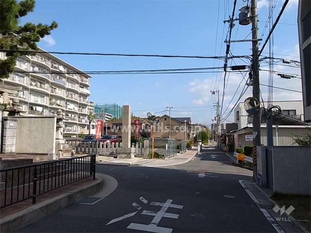 敷地南側の前面道路。周辺はマンションと一戸建てが混在する静かな住宅地です。