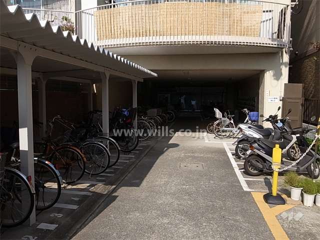 エントランスと駐輪場、バイク置き場