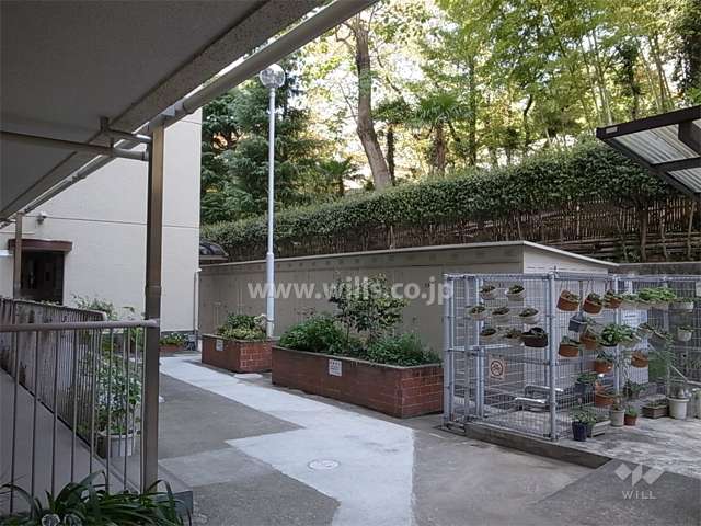 エレベーターへ続く通路。敷地北側は緑がキレイです。