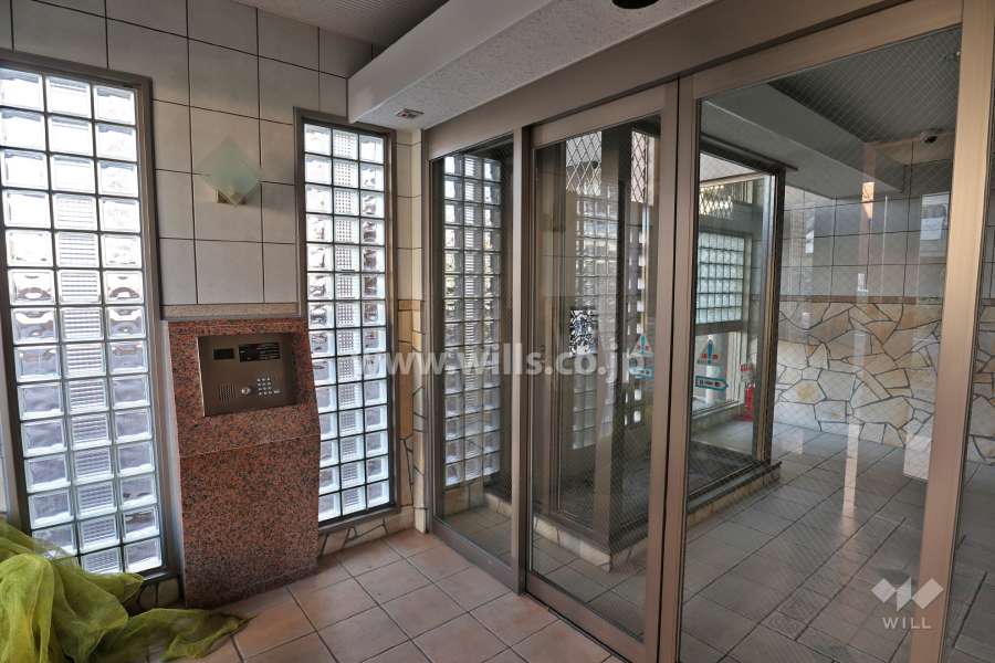 エントランスはオートロック付きです。