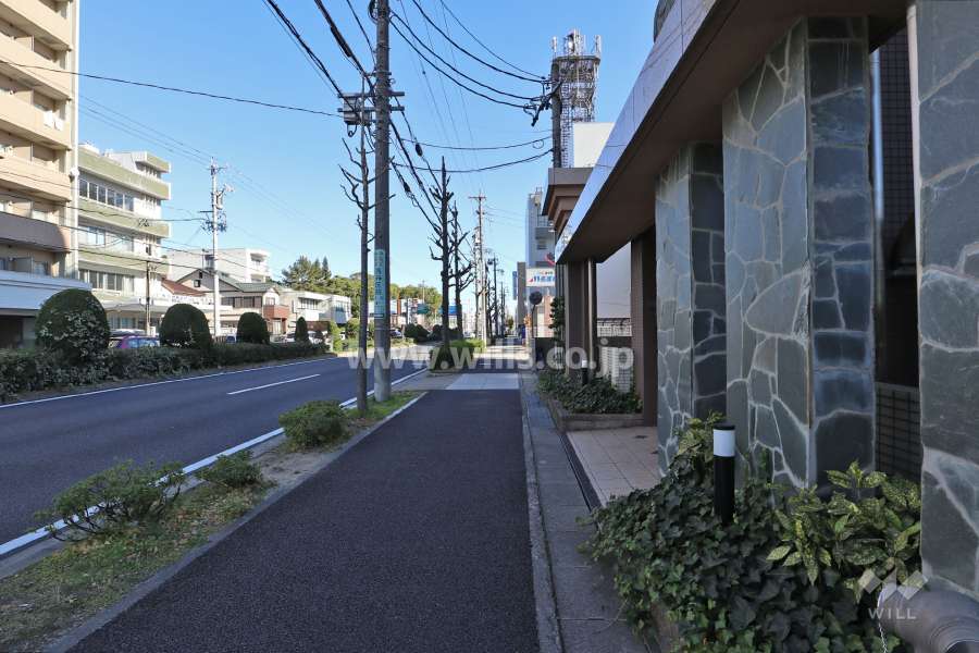 敷地北側の前面道路（八熊通）
