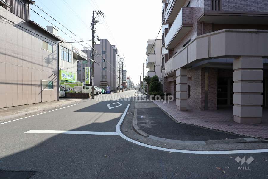 敷地東側の前面道路