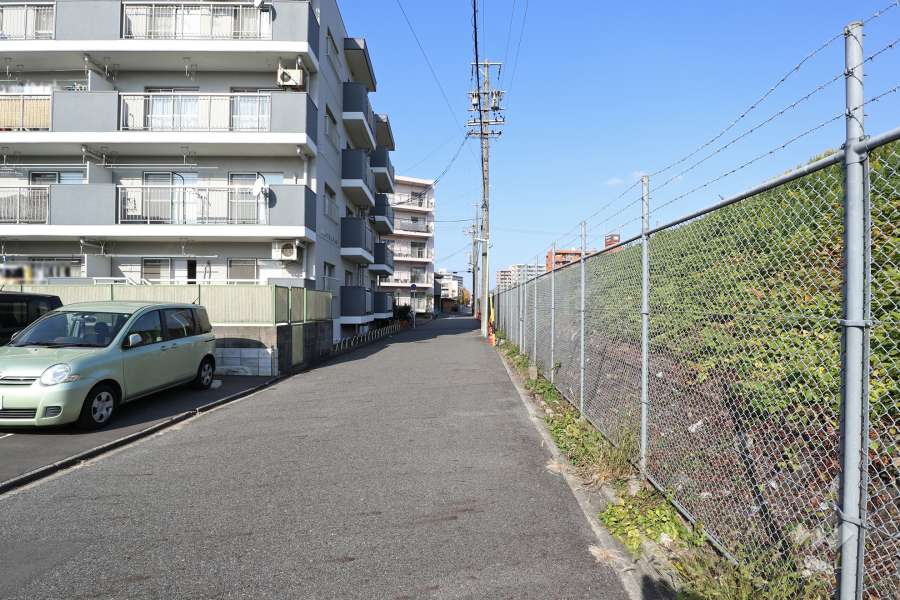 敷地東側の前面道路