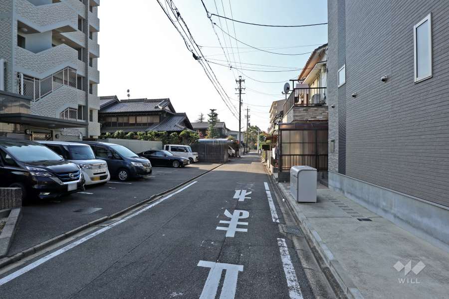 敷地北側の前面道路（東側から）