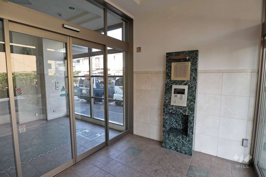 エントランスはオートロック付きです。