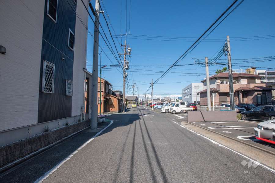 敷地西側の前面道路（南側から）