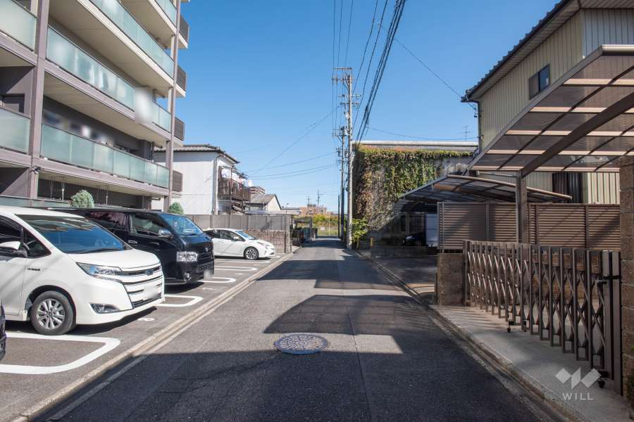 敷地南側の前面道路（西側から）