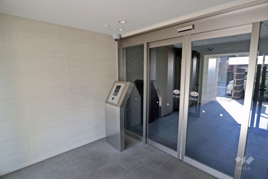 エントランスはオートロック付きです。