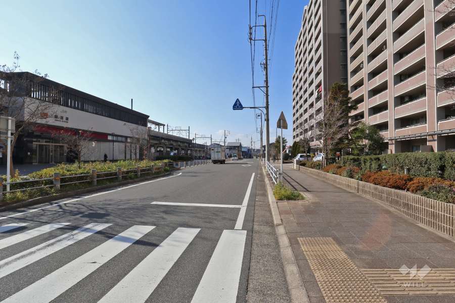敷地南側の前面道路（東側から）