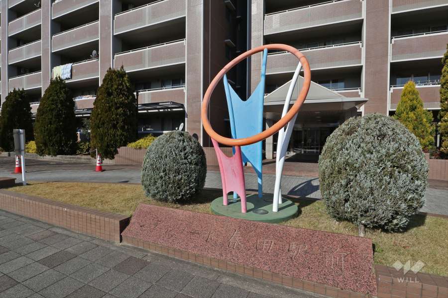 エントランス前のモニュメント