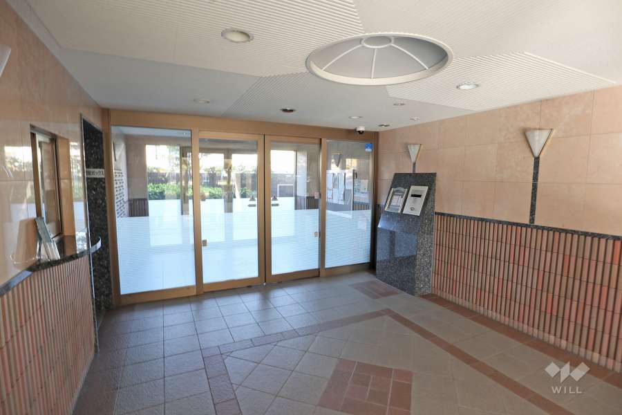 エントランスはオートロック付きです。