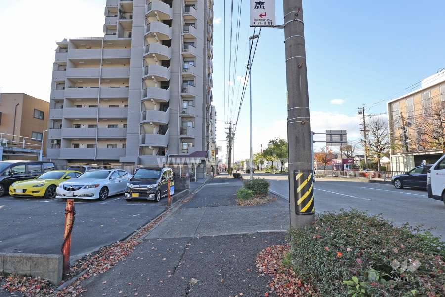 敷地西側の前面道路