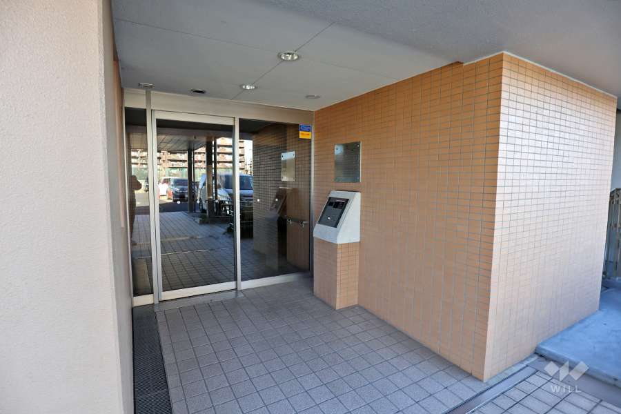 エントランスはオートロック付きです。