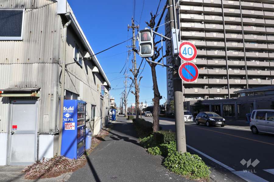 敷地西側の前面道路（南側から）