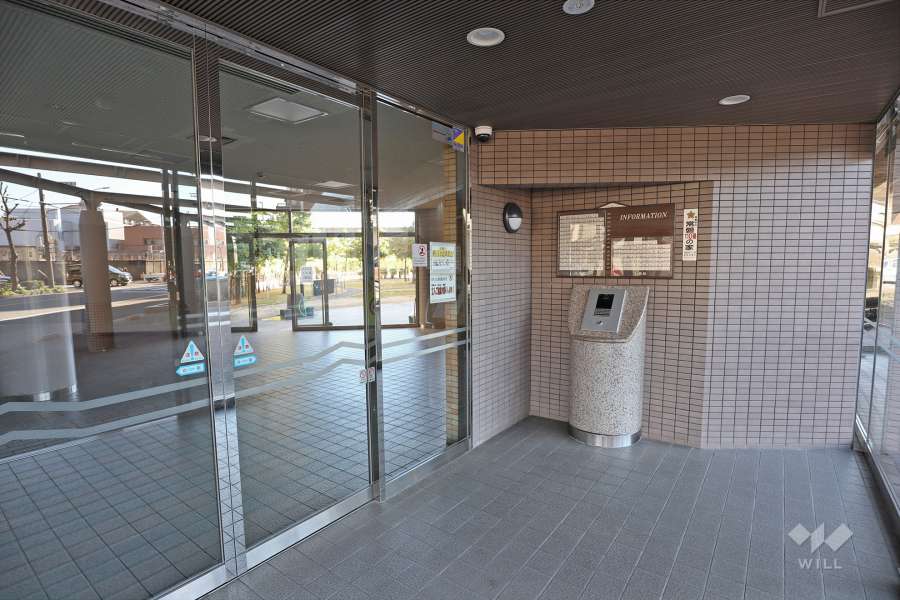 エントランスはオートロック付きです。