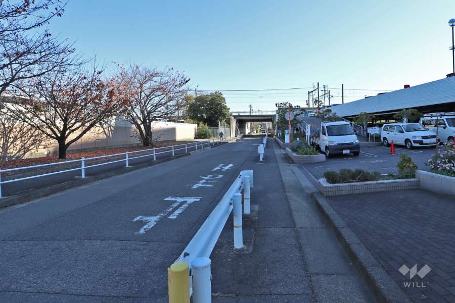 敷地北側の前面道路（西側から）