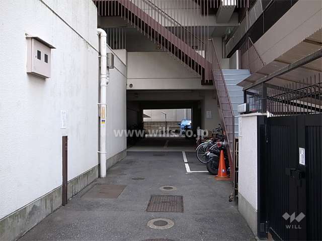 駐車場、駐輪場へのアプローチ