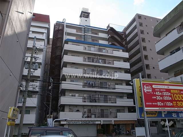 周辺には住宅の他、店舗や事務所も多く建ち並んでいます。
