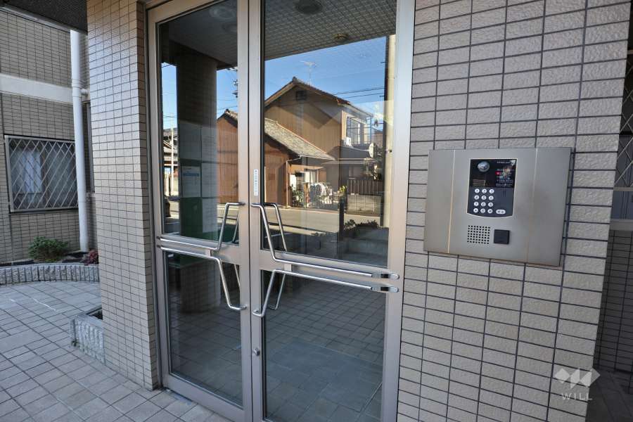 エントランスはオートロック付きです。
