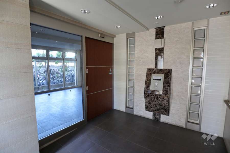 エントランスはオートロック付きです。