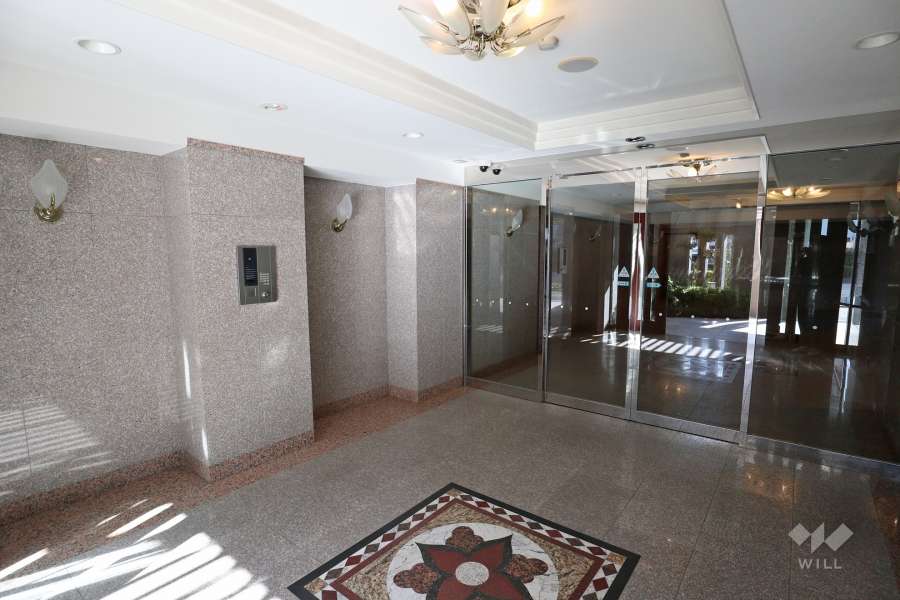 エントランスはオートロック付きです。