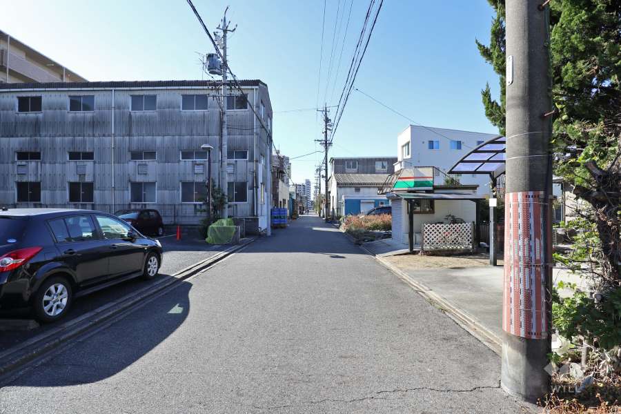 敷地北西側の前面道路（北東側から）