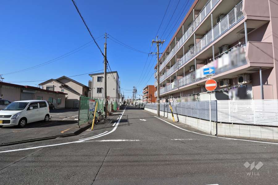 敷地南側の前面道路（東側から）