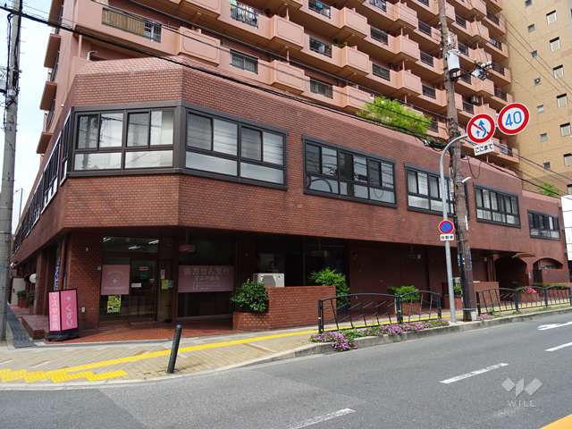 1、2階部分には店舗と事務所があります。