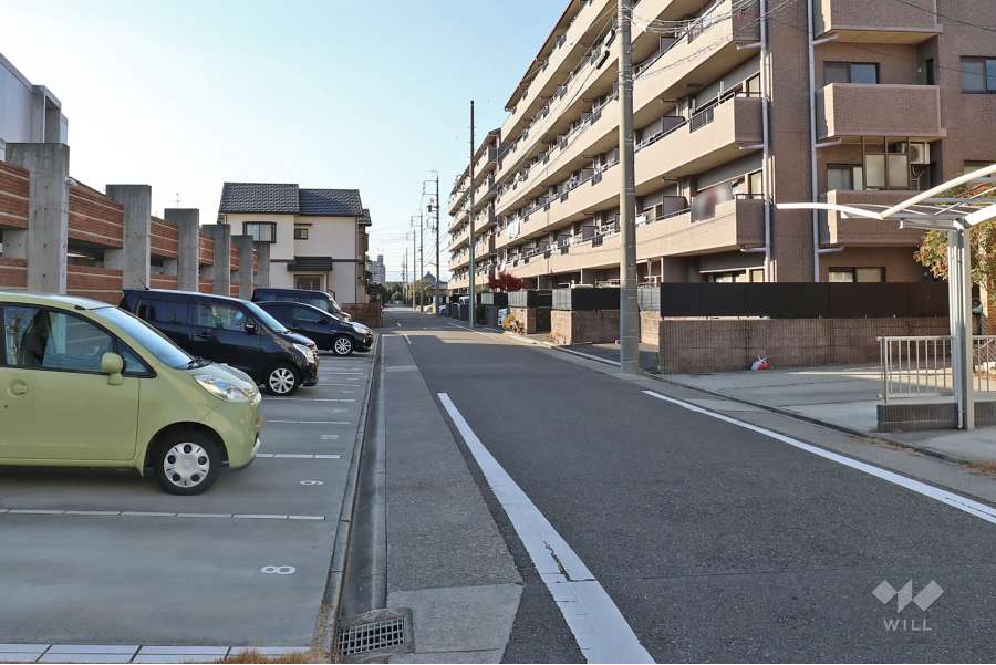 敷地南側の前面道路（東側から）