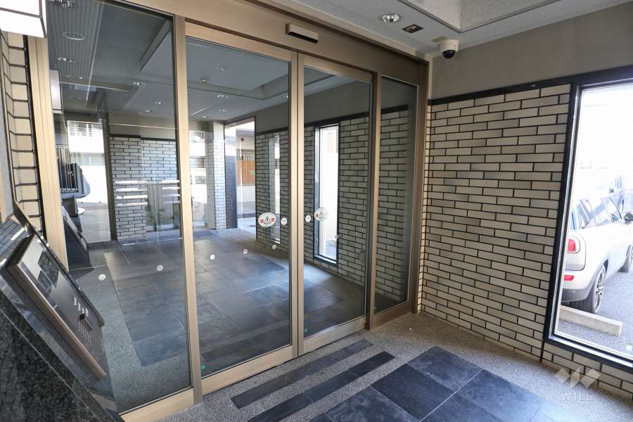 エントランスはオートロック付きです。