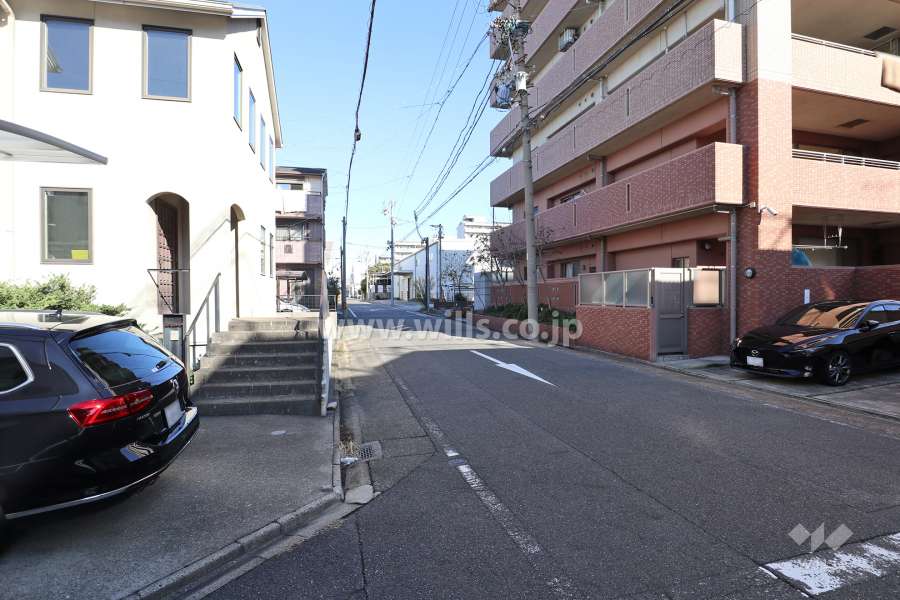 敷地西側の前面道路