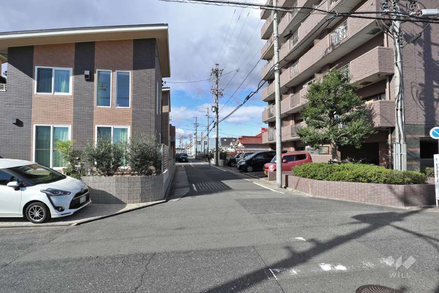 敷地南側の前面道路（東側から）