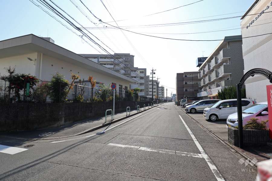敷地西側の前面道路
