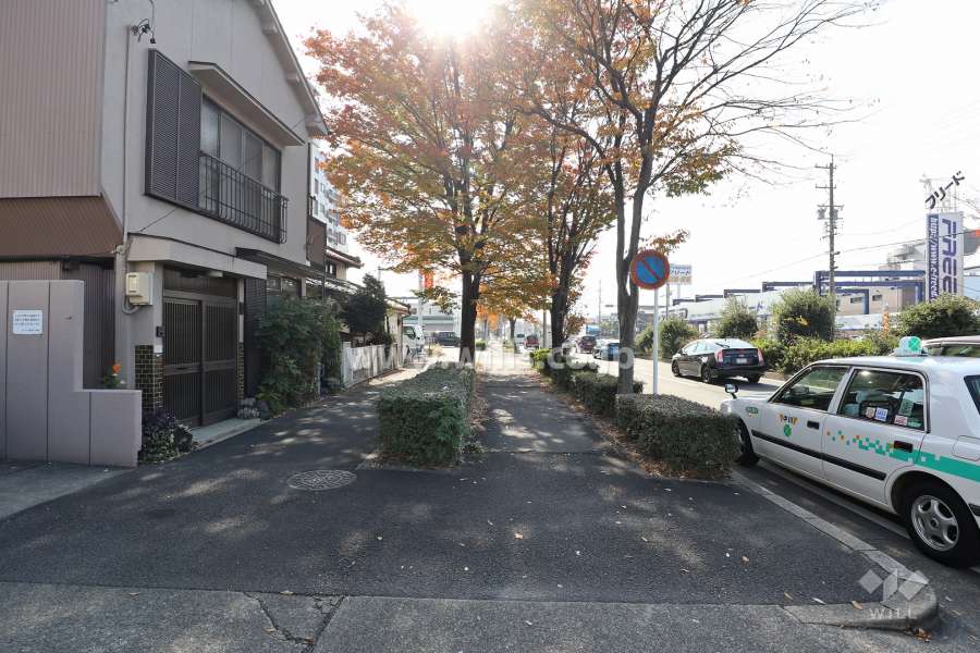 敷地西側の前面道路