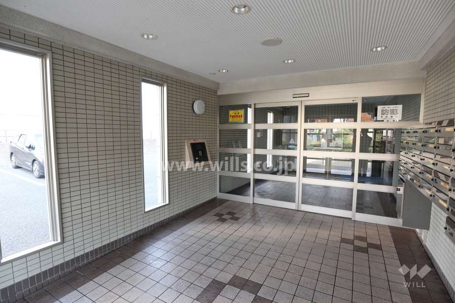 エントランスはオートロック付きです。