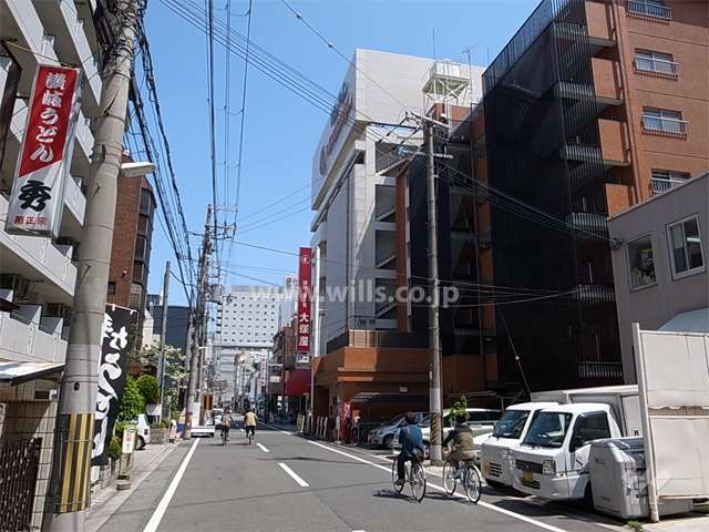 敷地北側の前面道路。周辺は住宅の他、店舗や事務所が多く立ち並んでいます。