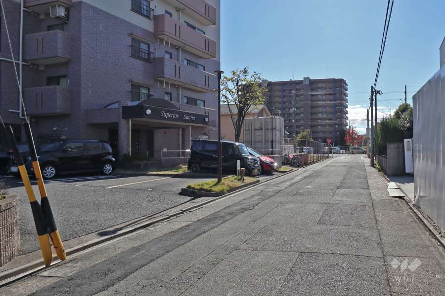 敷地西側の前面道路（北側から）