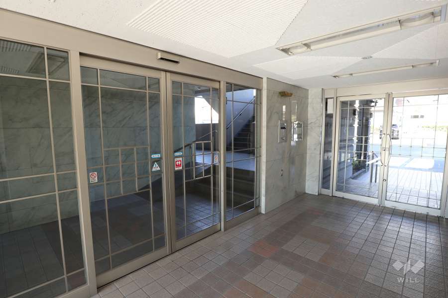 エントランスはオートロック付きです。