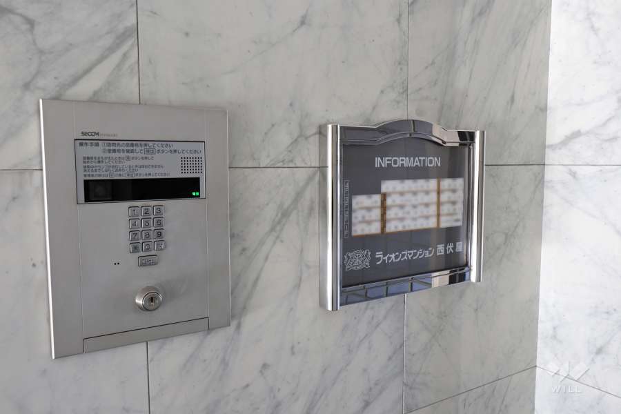 オートロックの操作盤、案内板