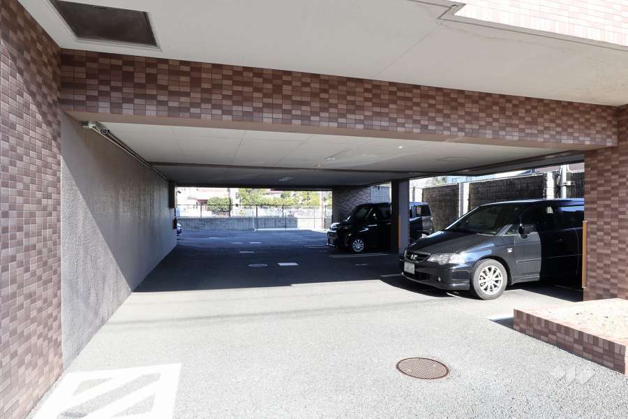 駐車場出入り口・敷地内駐車場（屋内平面式、屋外平面式）