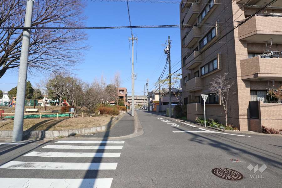 敷地西側の前面道路