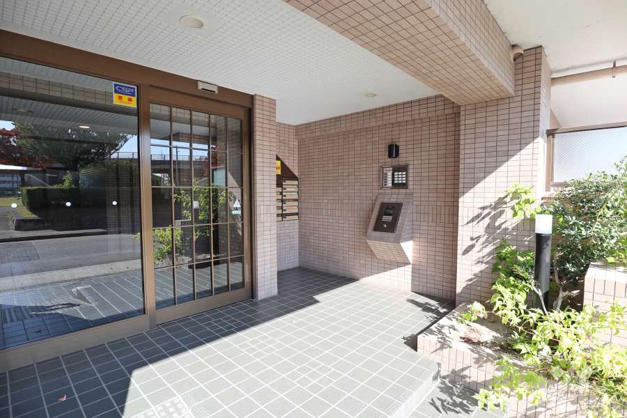 エントランスはオートロック付きです。
