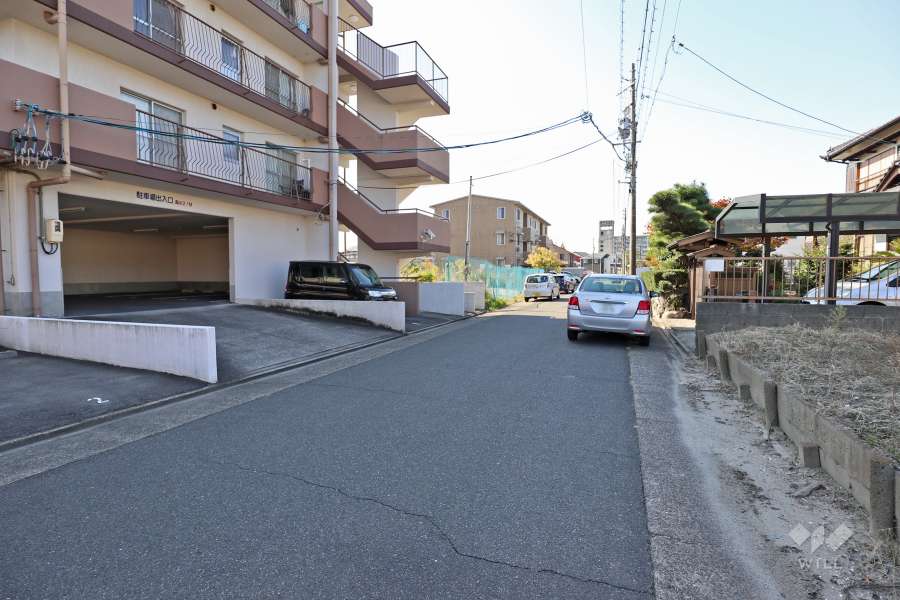 敷地北側の前面道路（東側から）