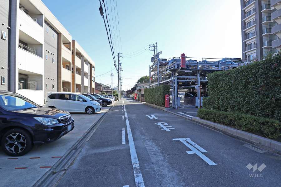 敷地北側の前面道路（西側から）