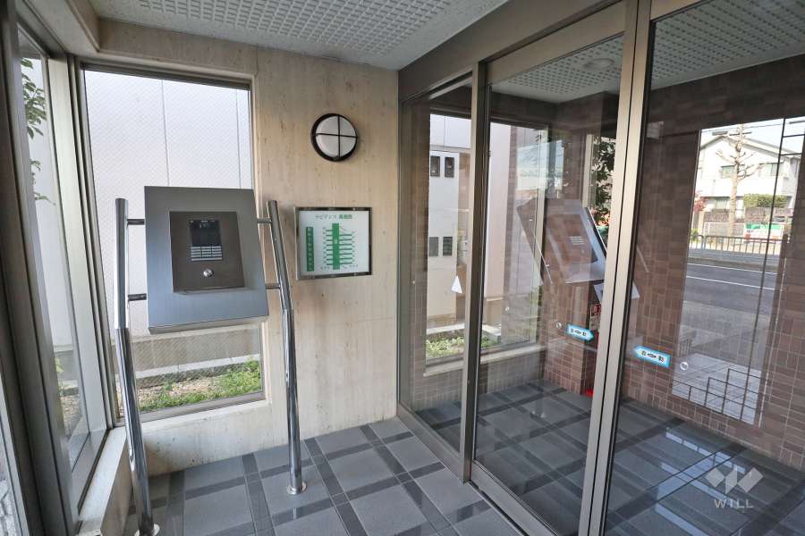 エントランスはオートロック付きです。