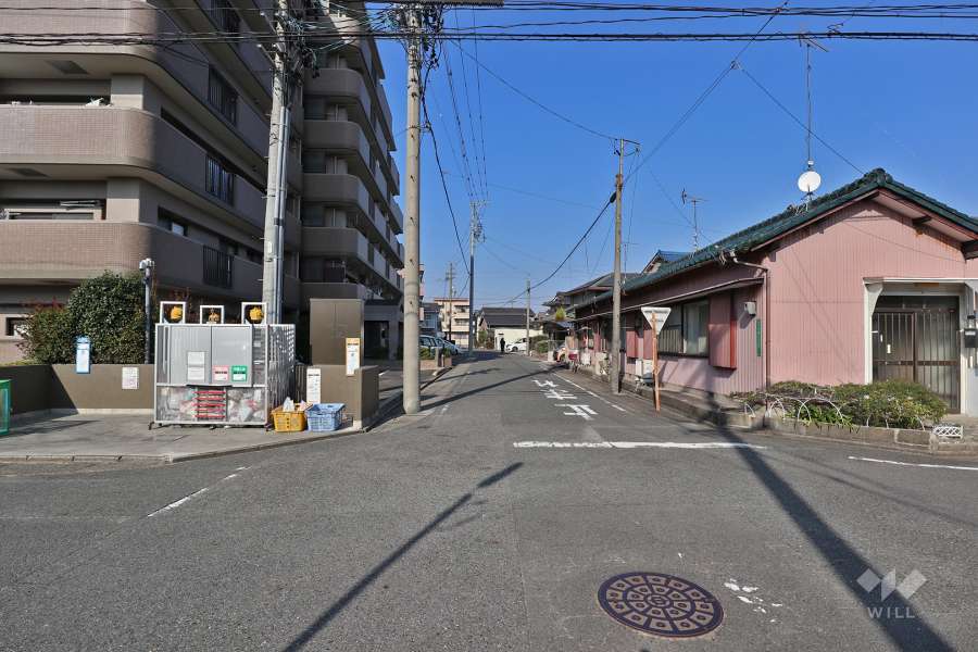 敷地東側の前面道路（南側から）