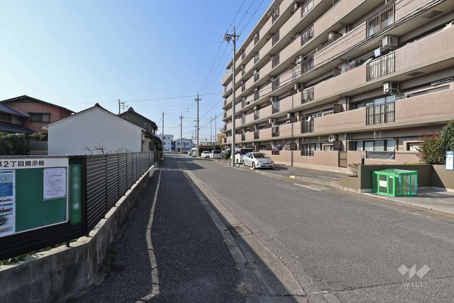 敷地南側の前面道路（東側から）